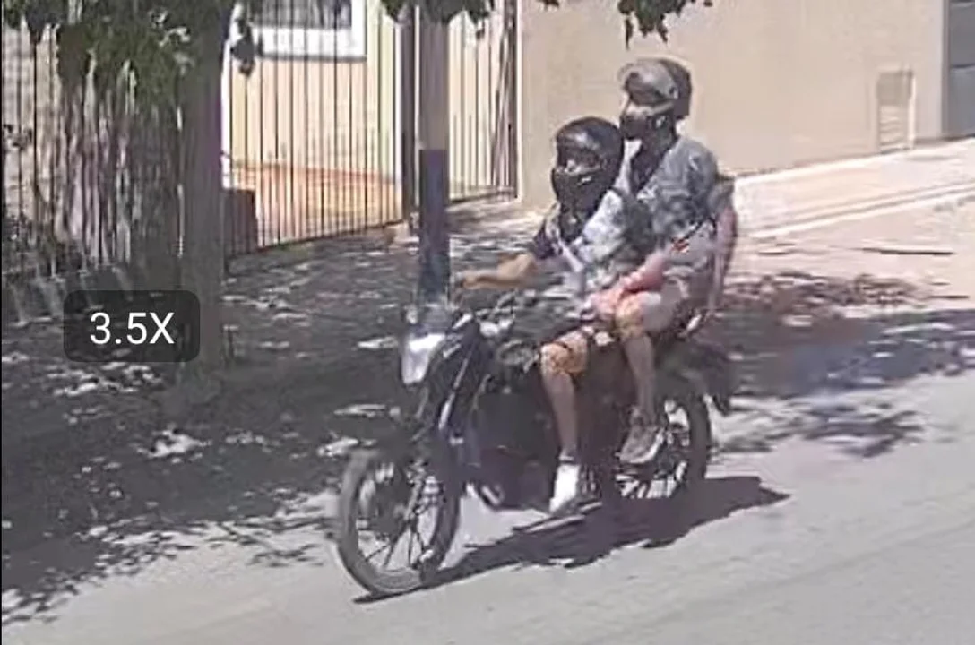 MOTOCHORROS ARMADOS LE ROBAN A UNA MUJER EN POCITO