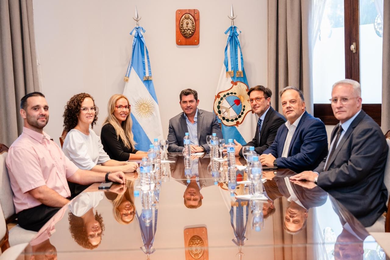 ORREGO, CON LOS DIRECTIVOS DE HUALILÁN