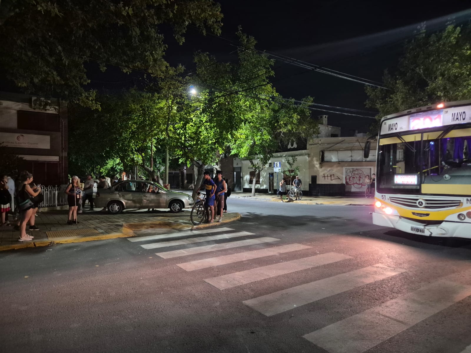CHOQUE EN UNA ESQUINA CÉNTRICA COMPLICADA