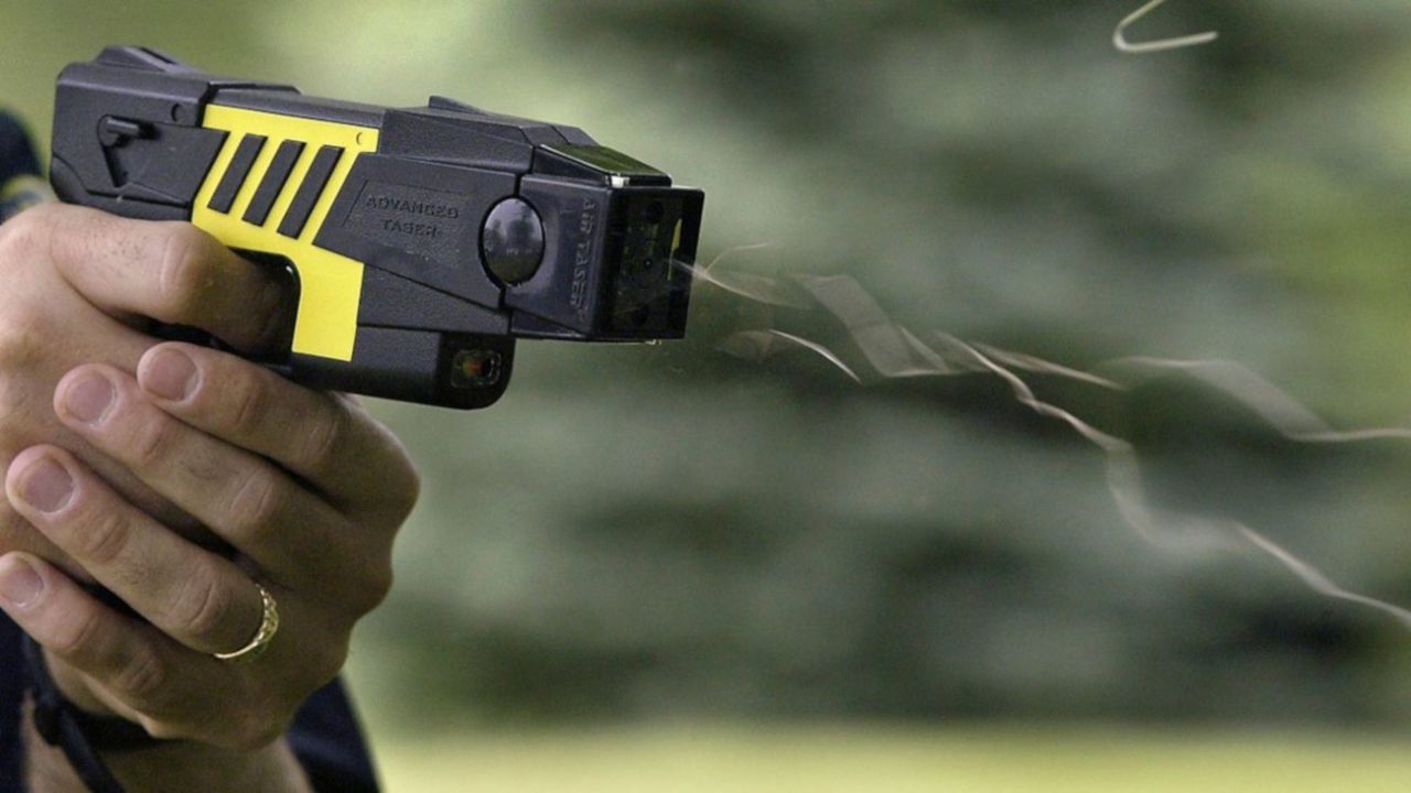 REDUCEN CON UNA PISTOLA TASER A UN HOMBRE ARMADO Y ATRINCHERADO