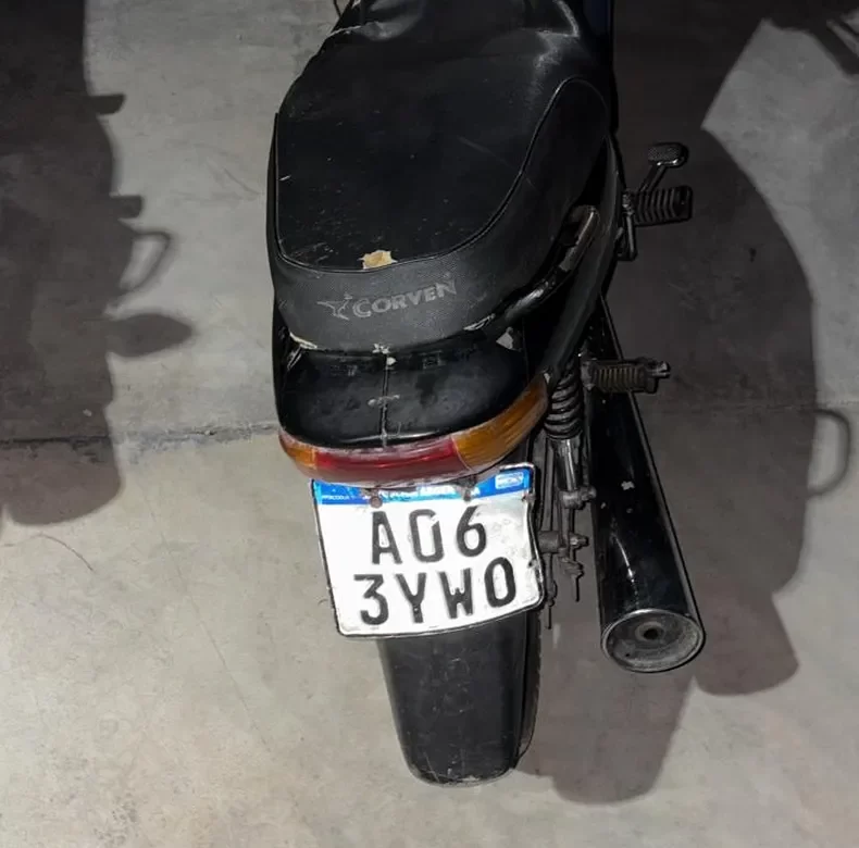 UN DESCONOCIDO ABANDONÓ UNA MOTO AL VER LA POLICÍA