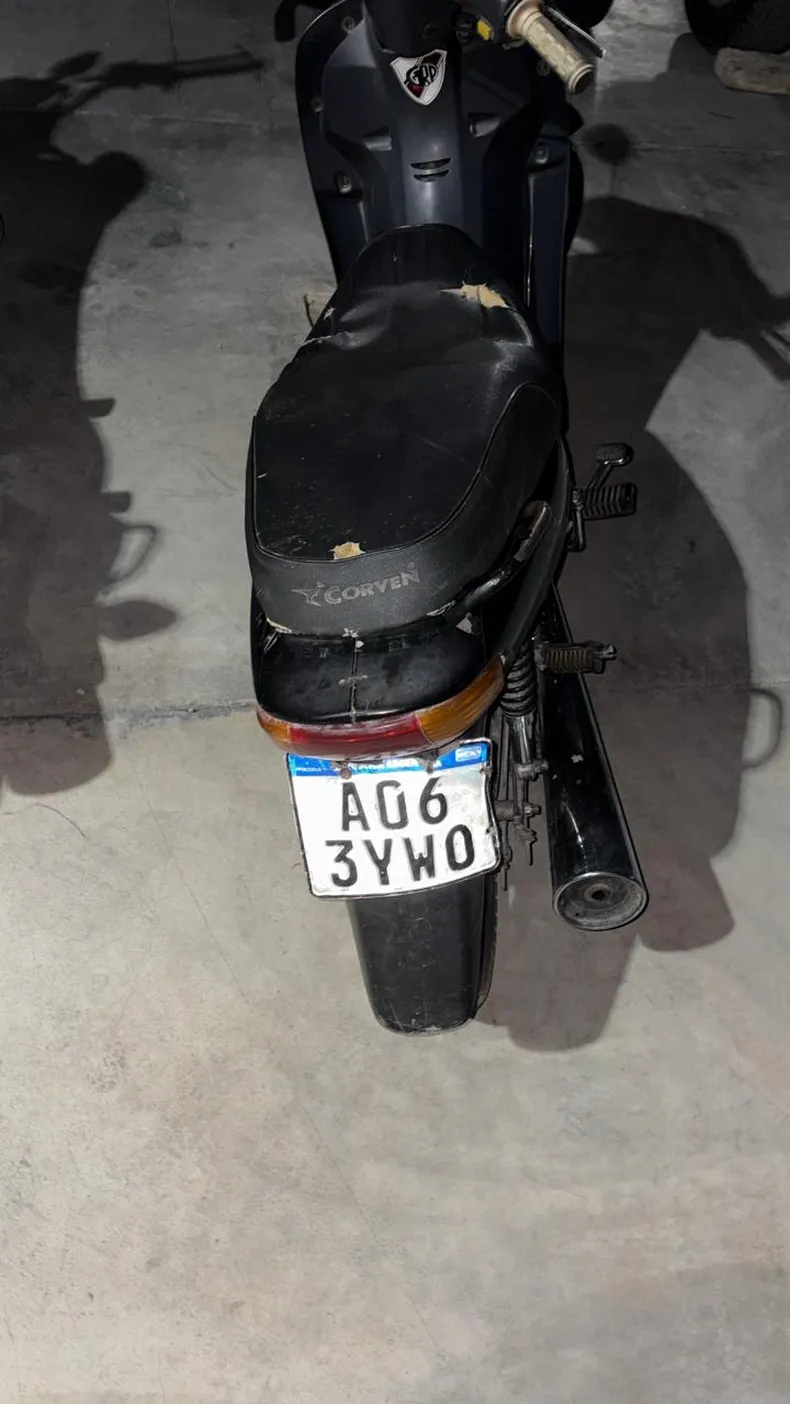 UN DESCONOCIDO ABANDONÓ UNA MOTO AL VER LA POLICÍA