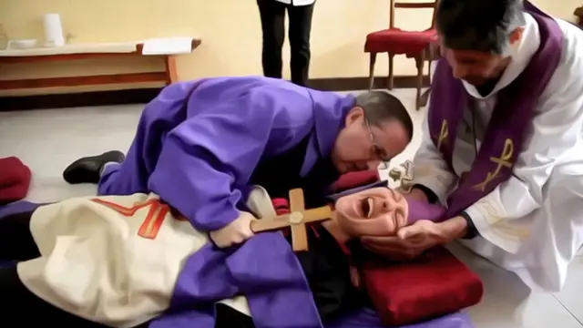 PIDEN AL PAPA QUE HAYA «UNO O MÁS» EXORCISTAS EN CADA DIÓCESIS DEL MUNDO