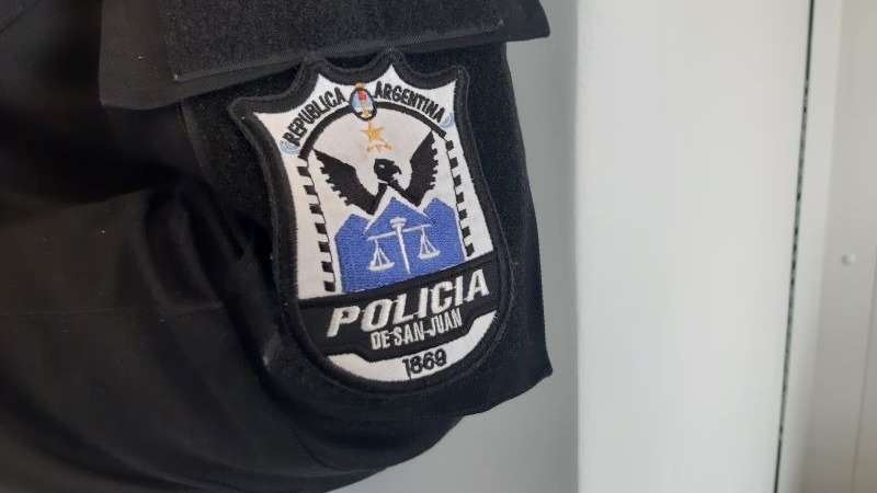 INVESTIGAN A UN POLICÍA POR ESTAR CON UNA ESTUDIANTE EN UNA ESCUELA