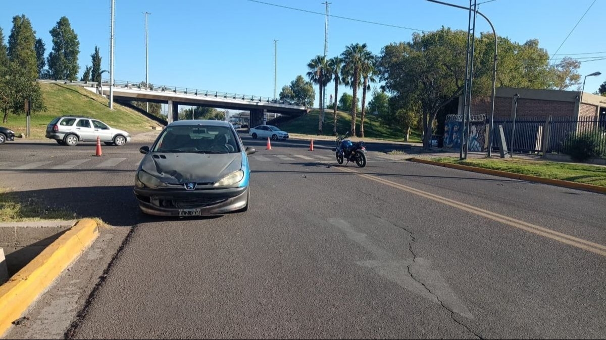 ACCIDENTE ENTRE UNA MOTO Y UN AUTO EN UN CRUCE DE LA AVENIDA DE CIRCUNVALACIÓN