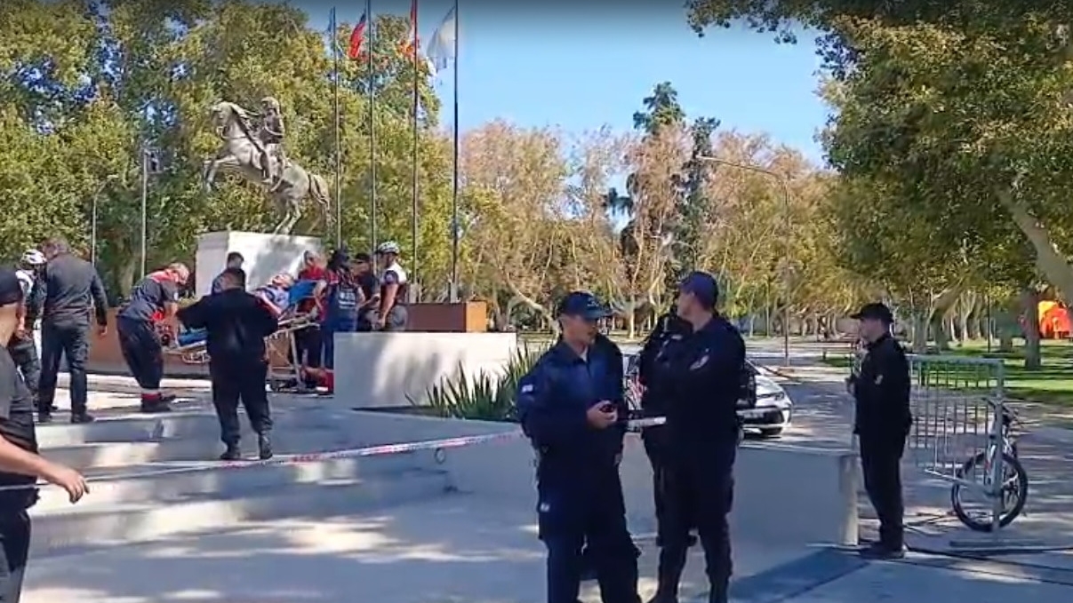 UN HERIDO DE BALA FUE ENCONTRADO CERCA DEL MONUMENTO A SAN MARTÍN EN EL PARQUE