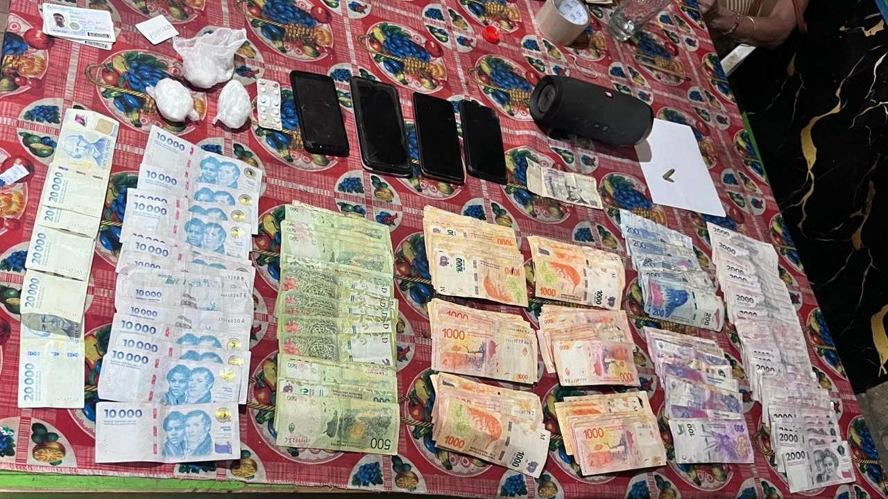 UN ALLANAMIENTO POR ROBO DERIVÓ EN EL HALLAZGO DE DROGAS Y DINERO EN EFECTIVO