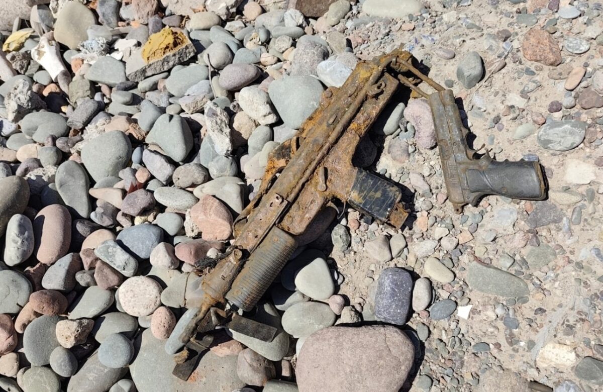 ENCUENTRAN ARMAS ABANDONADAS EN UN DESCAMPADO