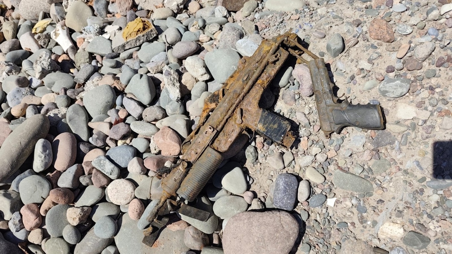 ENCUENTRAN ARMAS ABANDONADAS EN UN DESCAMPADO