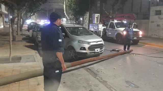EL FUERTE VIENTO PROVOCÓ LA CAÍDA DE UN POSTE EN PLENO CENTRO