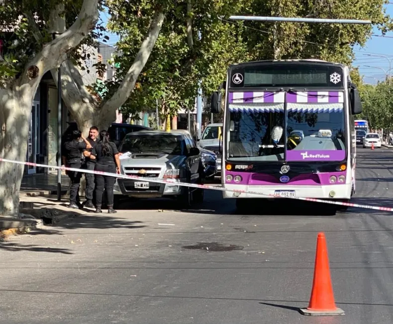 MUJER GRAVEMENTE HERIDA AL SER EMBESTIDA POR UN COLECTIVO