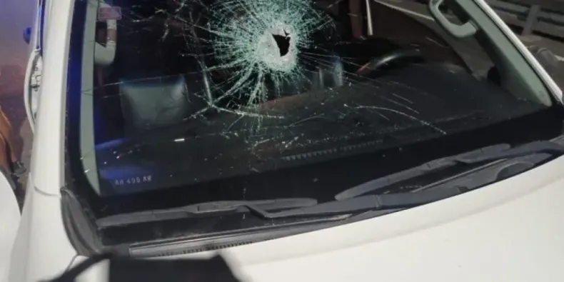 ATACAN A PIEDRAZOS A UN AUTO QUE IBA RUMBO A LA DIFUNTA