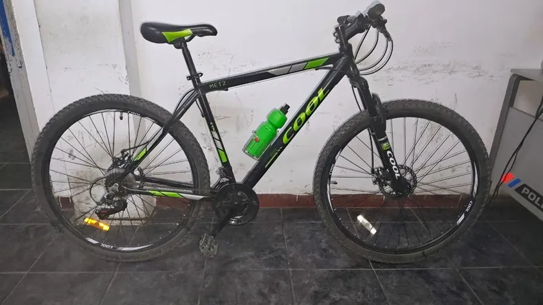 TRES MENORES DETENIDOS POR GOLPEAR Y ROBAR A UNA PERSONA EN BICICLETA