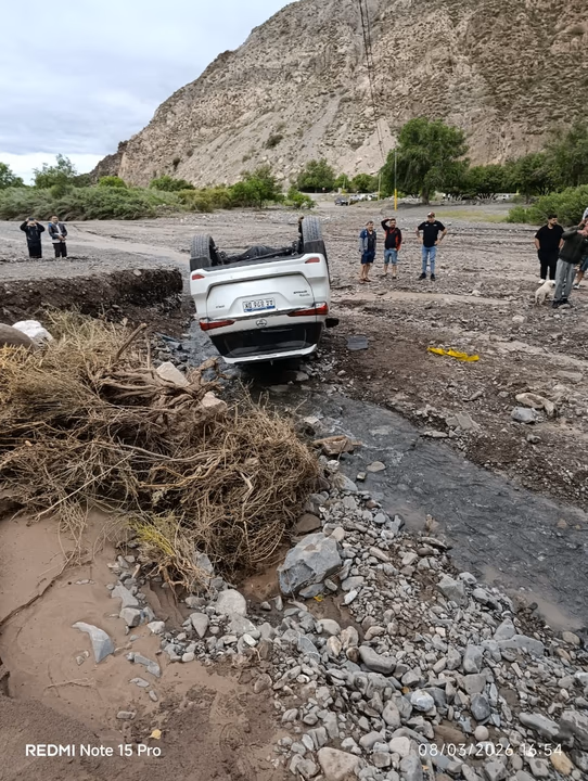UNA CAMIONETA VOLCÓ AL INGRESO DE PEDERNAL