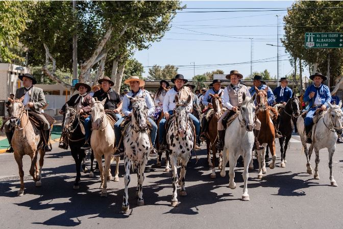 MILES DE JINETES CABALGAN A LA DIFUNTA CORREA