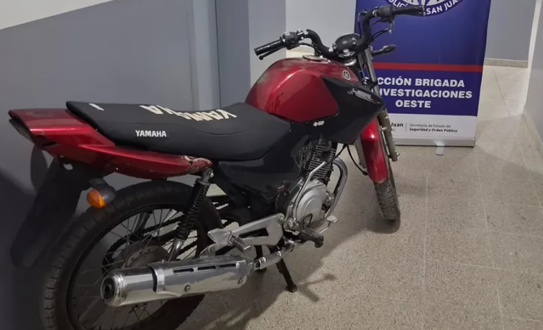 SECUESTRAN UNA MOTO ROBADA HACE 3 AÑOS QUE CIRCULABA CON DOCUMENTACIÓN APÓCRIFA