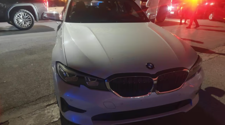 ROBAN UN AUTO DE ALTA GAMA EN MÉDANO DE ORO