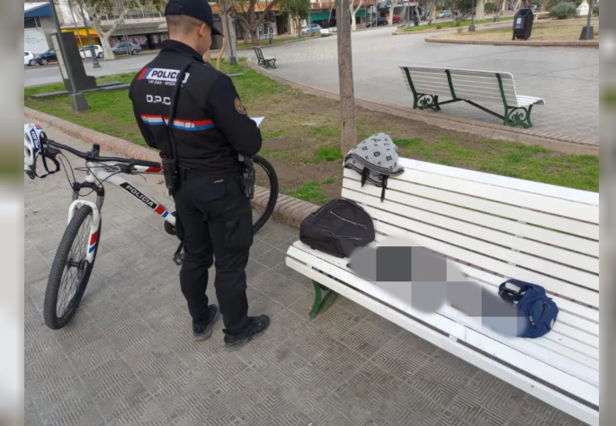 DETIENEN A UNA PERSONA QUE FRACCIONABA MARIHUANA EN LA PLAZA 25