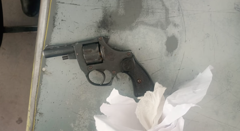 JOVEN DETENIDO INTENTÓ ESCONDER UN ARMA EN SUS GENITALES
