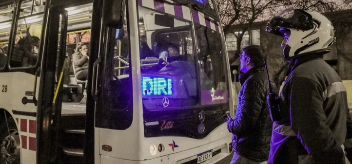 DOS DELINCUENTES DETENIDOS POR ROBAR A UNA MUJER QUE VIAJABA EN COLECTIVO