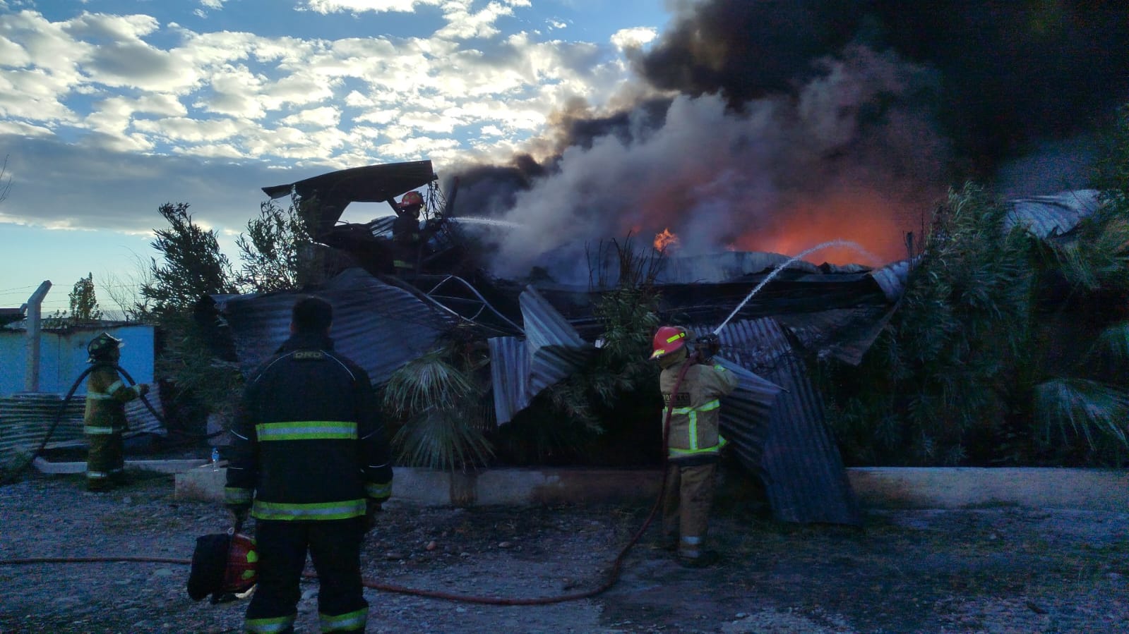 FEROZ INCENDIO EN EL PARQUE INDUSTRIAL DE CHIMBAS