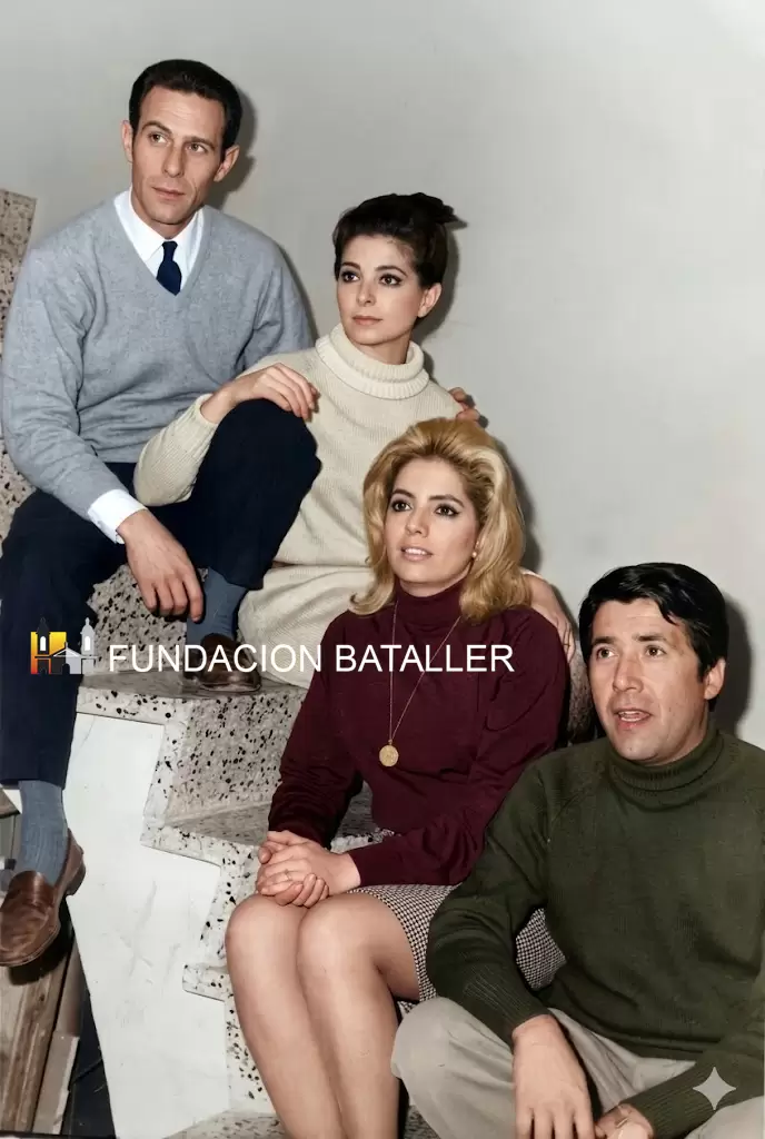 1968 - Los Manantiales Los Manantiales fue un conjunto dedicado al folclore cuyano. En sus orígenes estuvo integrado por dos matrimonios: los Lloveras y los Avalo. Alberto (Pepe) Lloveras y Gilberto (Beto) Avalo comenzaron a compartir su vocación musical mientras estudiaban en el Colegio Nacional. Una vez casados y recibidos, Pepe de abogado y Beto de médico, formaron el dúo Ávalo – Lloveras. Poco después, durante 1968, ambos decidieron sumar a sus esposas, Luisa Peñalba y Marta Gómez Cornejo, que compartían su afición por el canto. Quedó así conformado el grupo Los Manantiales con su rasgo distintivo: el canto a cuatro voces mixtas. El conjunto alcanzó reconocimiento nacional e internacional con la música cuyana. Lograron instalar, en todo el país, las canciones “Corazón”, de Saúl Quiroga, y “Un adiós”, de Oscar Valles. Como sucedes muchas veces en las formaciones musicales, un día comenzaron las desavenencias. Los Avalo formaron Los Trigales y los Lloveras siguieron con distintos integrantes como Los Manantiales. En la década del 2000 el matrimonio Lloveras se bajó del escenario y Beto Avalo registró el nombre Los Manantiales. Justo es decirlo, nunca alcanzarían el éxito que tuvo el grupo inicial.