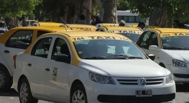 TAXISTAS PIDEN MÁS PARADAS POR COSTOS DE COMBUSTIBLES