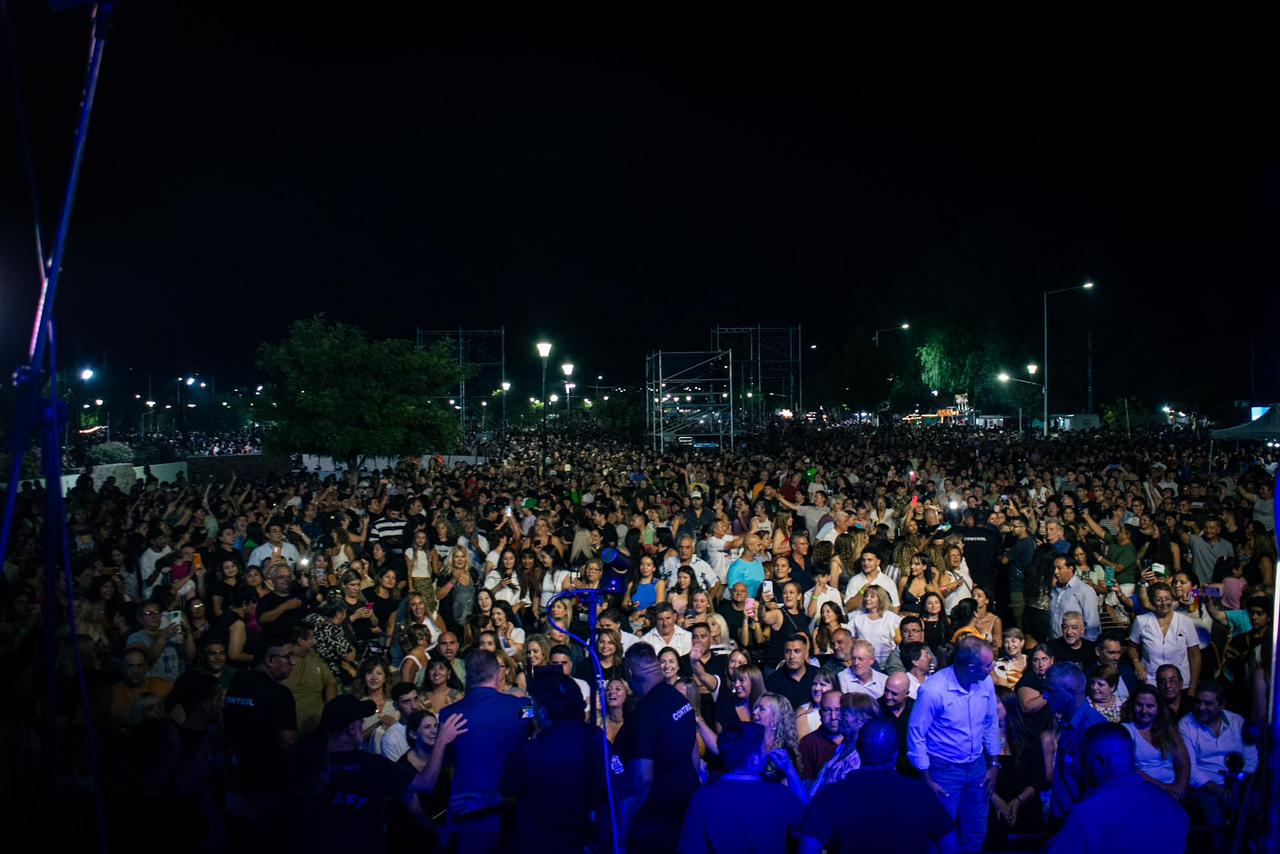 UNA MULTITUD DISFRUTÓ RIVADAVIA EN COLORES