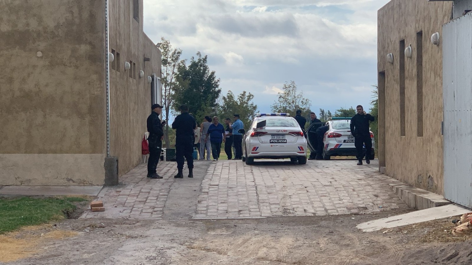 LA POLICÍA SORPRENDE A DOS LADRONES ROBANDO EN UN SALÓN DE EVENTOS EN SANTA LUCÍA