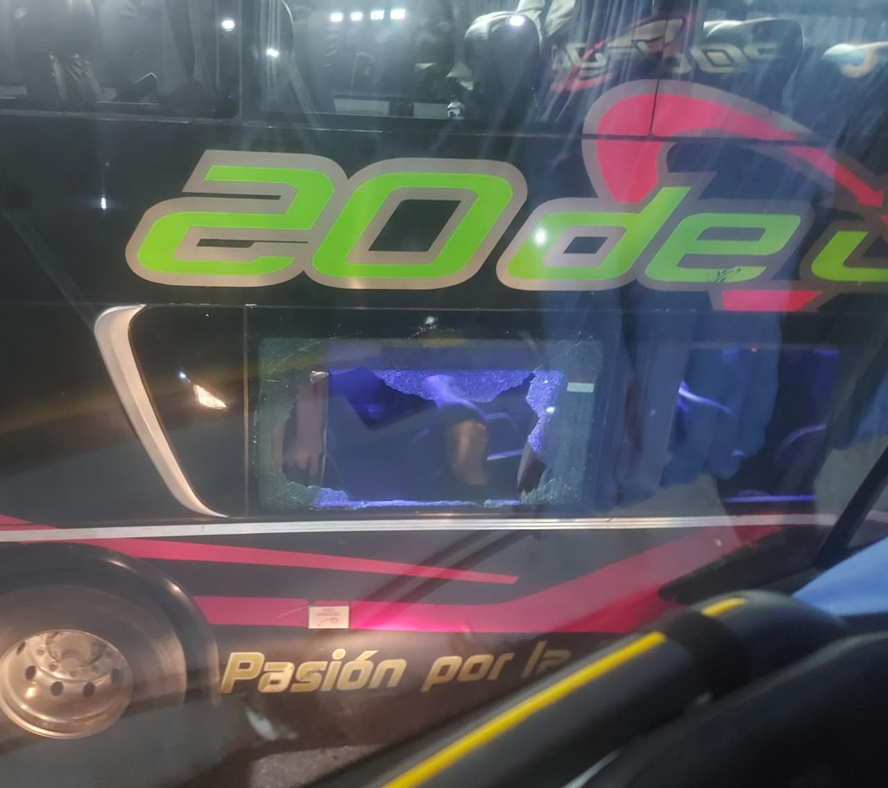 APEDREAN UN COLECTIVO DE LARGA DISTANCIA EN LA ZONA DE 9 DE JULIO