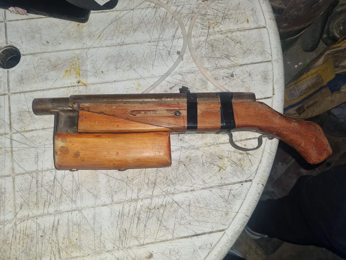 ENCUENTRAN UN ARMA TUMBERA AL DETENER A UN SOSPECHOSO DE ROBO