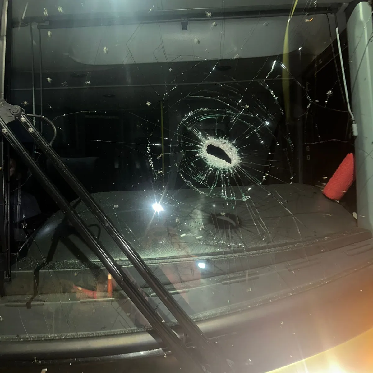 APEDREAN UN COLECTIVO SANJUANINO EN NEUQUÉN, HIRIENDO AL CHOFER