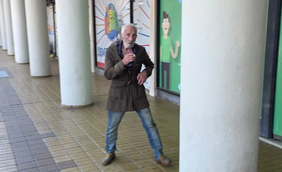 SORPRENDEN A UN SUJETO DEFECANDO EN EL INTERIOR DE LA GALERÍA ESTORNELL