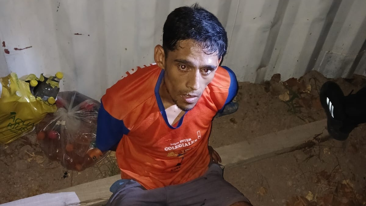 ATRAPAN A UN LADRÓN QUE QUEDÓ ATASCADO EN UN CONTENEDOR