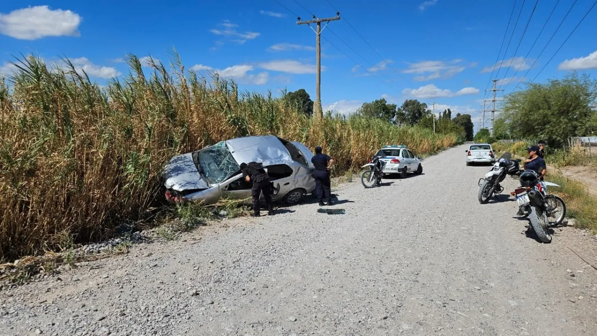 UN AUTO VOLCÓ EN POCITO Y LA POLICÍA DESCUBRIÓ UN ARMA DE FUEGO EN EL INTERIOR