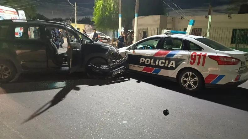 Una mujer protagonizó una persecución y terminó chocando a dos patrulleros