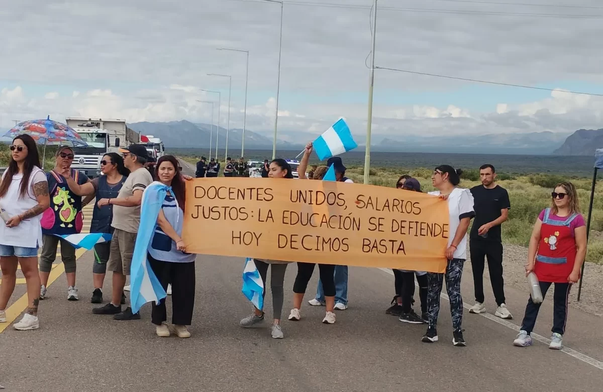 DOCENTES JACHALLEROS CORTARON LA RUTA 40 Y LA RUTA 150 POR PROTESTA SALARIAL