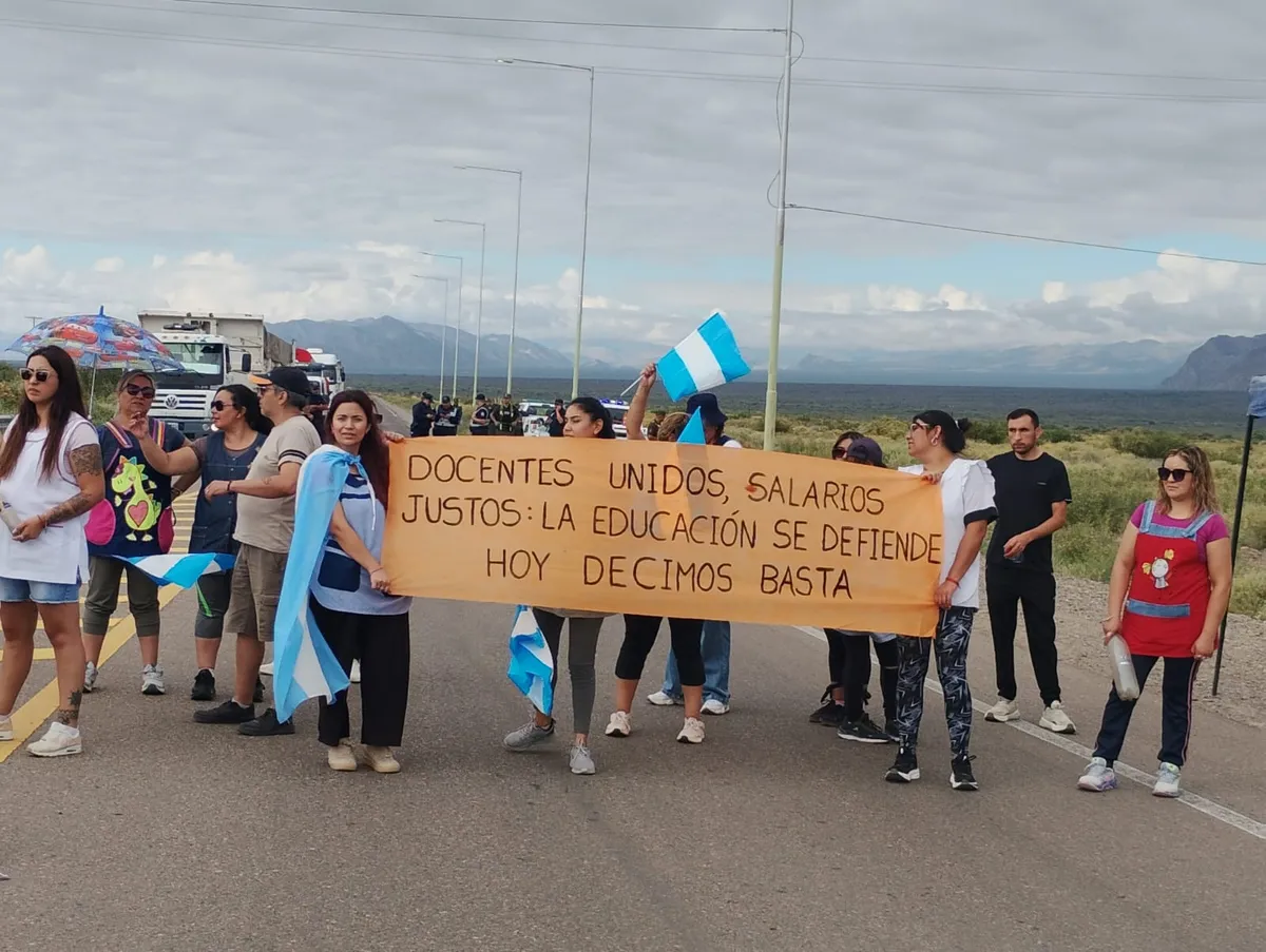 DOCENTES JACHALLEROS CORTARON LA RUTA 40 Y LA RUTA 150 POR PROTESTA SALARIAL