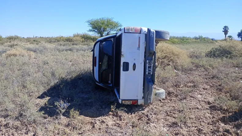 UNA CAMIONETA VOLCÓ EN ANGACO
