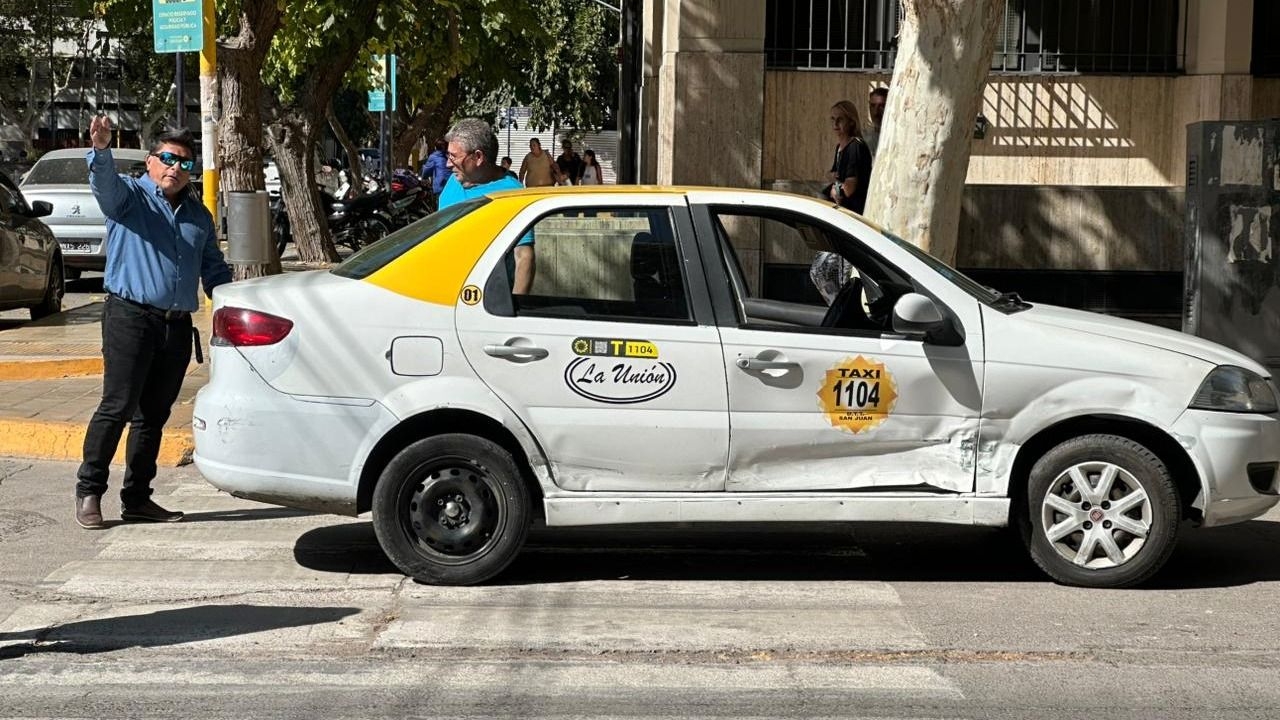 CHOQUE EN LA ESQUINA DE TRIBUNALES