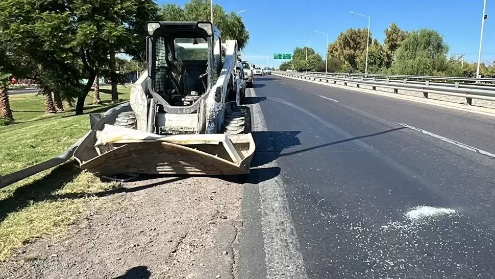 UNA MÁQUINA SE DESPRENDIÓ DEL REMOLQUE EN PLENA CIRCUNVALACIÓN