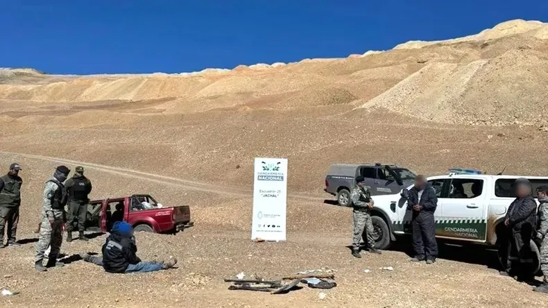 LIBERAN A LOS CUATRO MINEROS CHILENOS QUE ESTABAN DETENIDOS