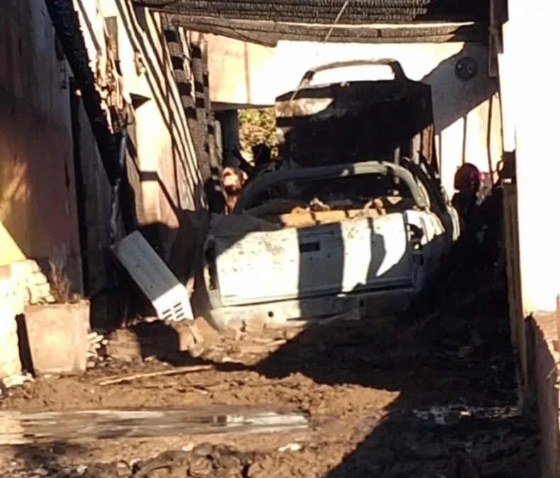 UNA CAMIONETA EN LLAMAS PUSO EN PELIGRO UNA VIVIENDA EN ALBARDÓN