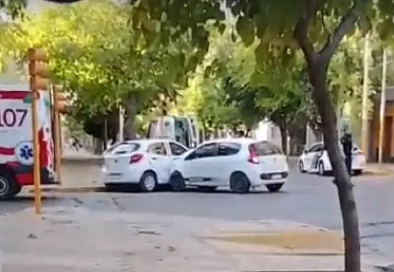 CHOQUE EN UNA ESQUINA CÉNTRICA Y CON SEMÁFOROS