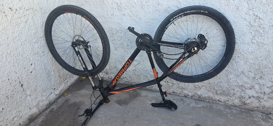ENCUENTRAN UNA BICICLETA ABANDONADA EN PLENO CENTRO