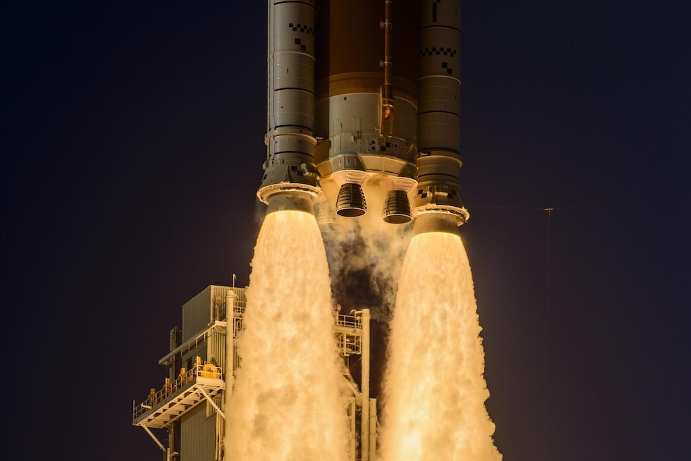 ARTEMIS II VIAJA HACIA LA LUNA