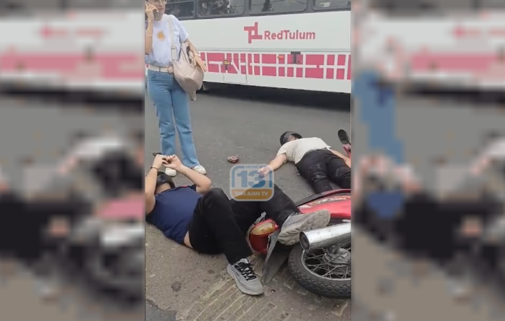 DOS MOTOCICLISTAS HERIDOS AL CHOCAR CON UN AUTO
