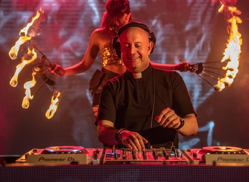 EL CURA DJ DARÁ UN SHOW EN PLAZA DE MAYO