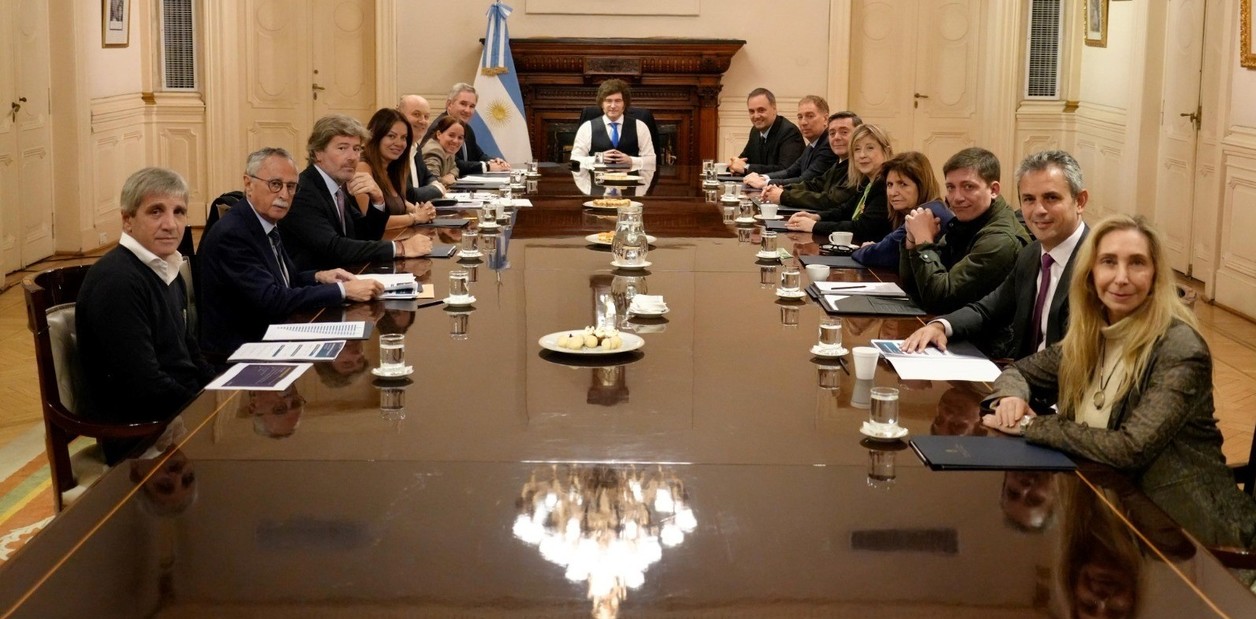 MILEI RESPALDA A ADORNI EN PLENA CRISIS