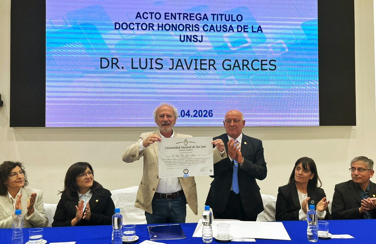 GARCÉS FUE DISTINGUIDO CON EL HONORIS CAUSA EN LA UNSJ